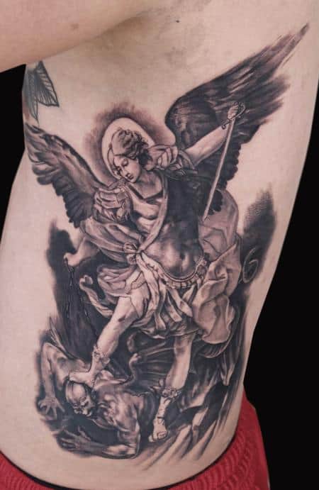 Tatuaje del Arcángel de San Miguel derrotando al