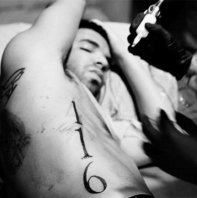 Gagal Kolaborasi, Drake Malah Buat Tattoo Sade di Pinggangnya -  blackxperience.com