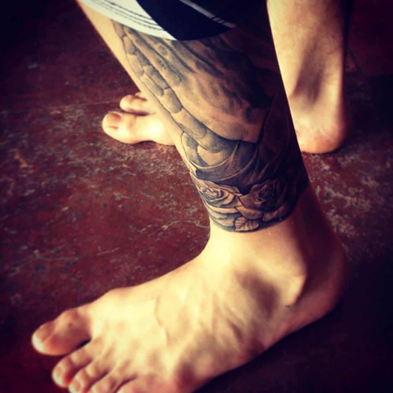 justin bieber folded hands tattoo